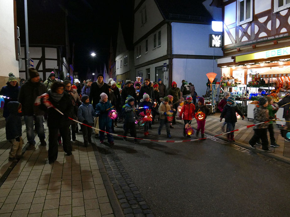 Sankt Martin Laternenumzug durch die Stadt (Foto: Karl-Franz Thiede)